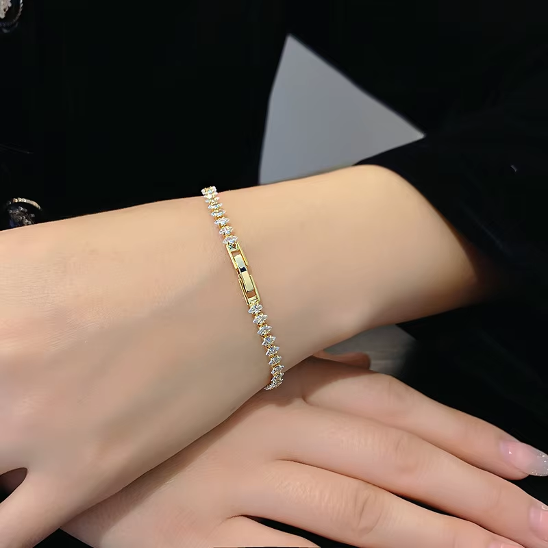 سوار ذهبي أنيق مرصع بالزركونيا - مراجعة Women Luxury Formal Wear وسعره